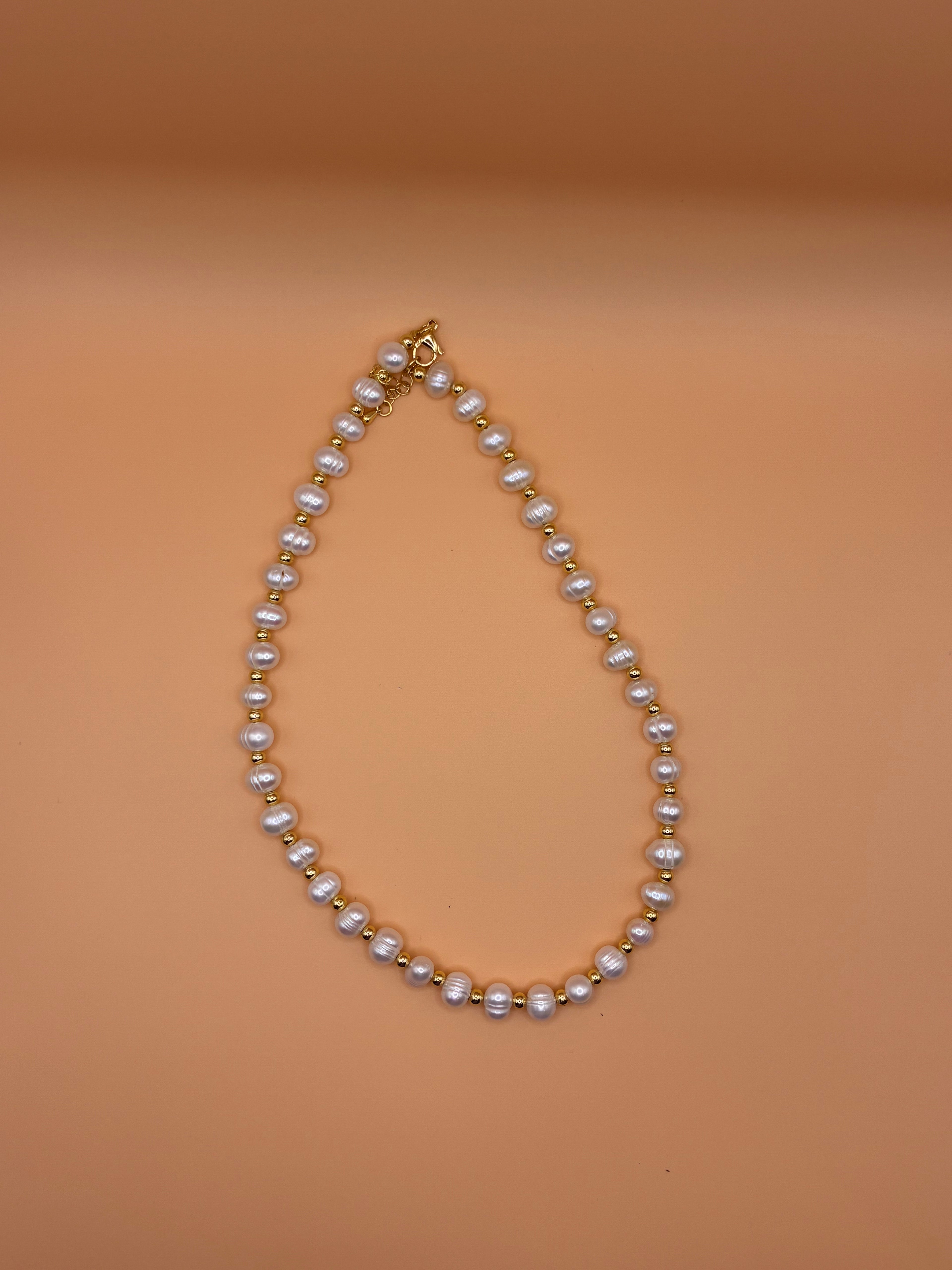 Classic pearl and gold necklace