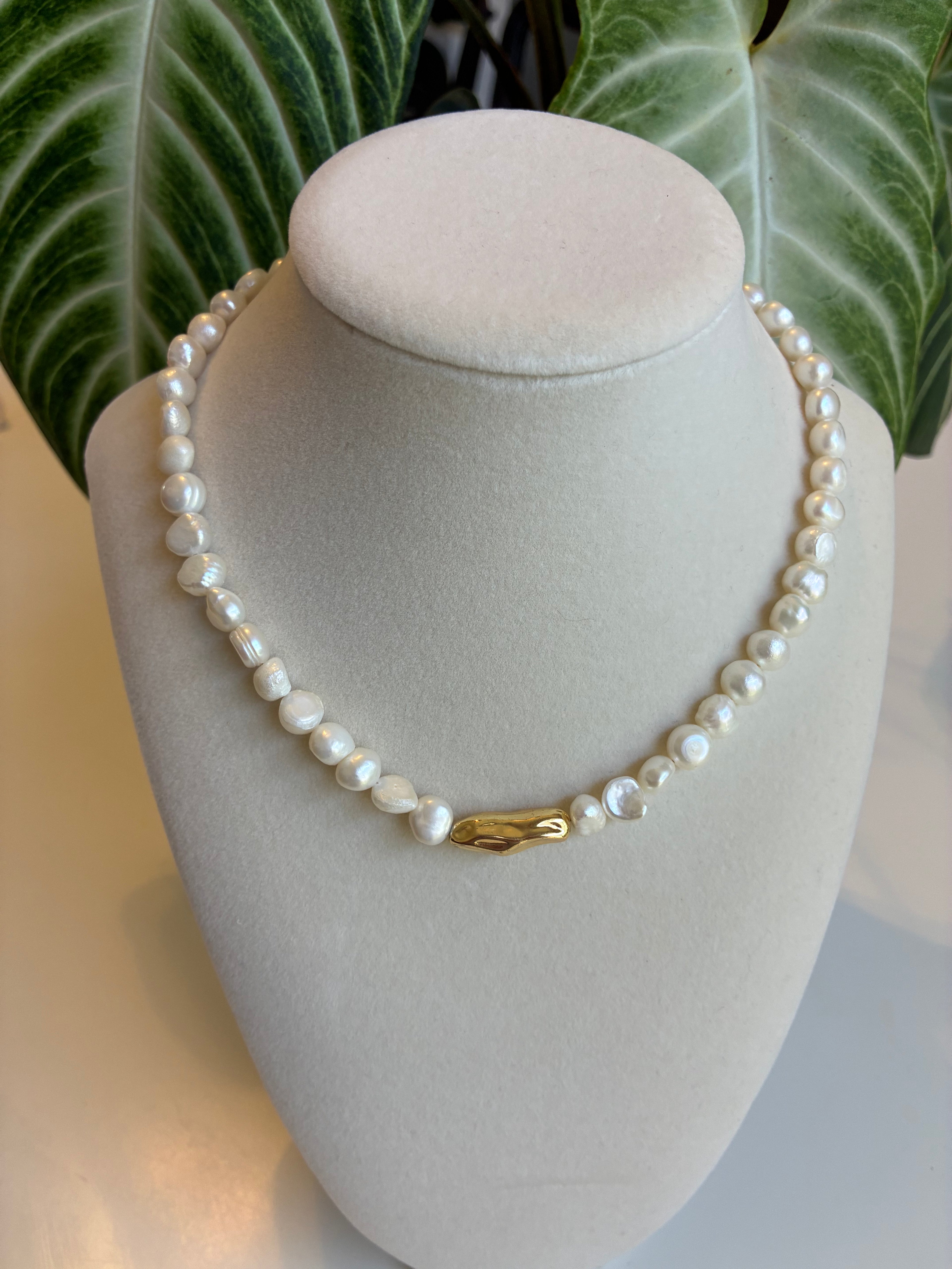 Pearl gold bar necklace